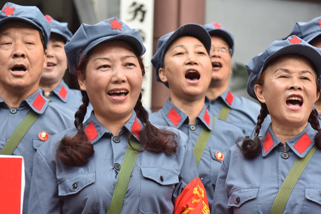 红色文艺宣传队队员在高唱红色革命歌曲（江春健 摄）.jpg