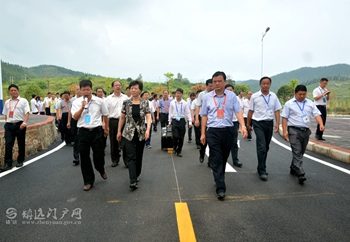 图说：全省第二次项目建设现场观摩会走进镇远